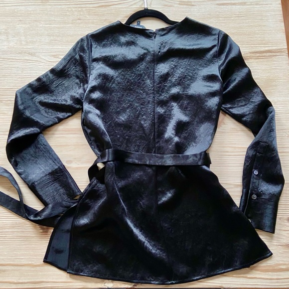 GORGEOUS Theory Top NWT- MSRP $245 - Picture 2 of 6